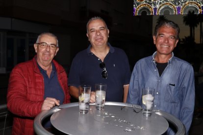 Santiago, Joaquín y Agustín; tres cuevanos en buena compañía amenizando la feria de su localidad