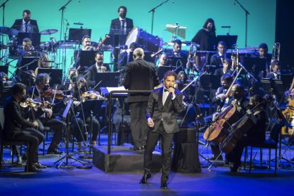 David Bisbal cantando en el Auditorio Maestro Padilla.