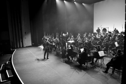 David Bisbal cantando en el Auditorio Maestro Padilla.