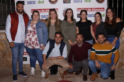 Grupo de cuevanos disfrutando del último día de la feria