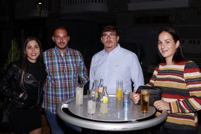 Grupo de amigos compartiendo momentos en la feria de Cuevas del Almanzora 2021