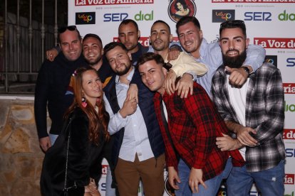 Grupo de cuevanos disfrutando del último día de feria de su municipio