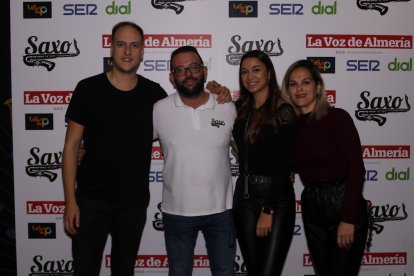 Equipo de camareros y camareras de pub Saxo en el último día de feria de Cuevas del Almanzora