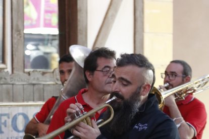 Trombonista de \'Los chorrones\' tocando por la feria de San Diego