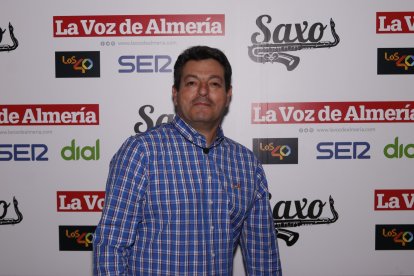 Posando para La Voz de Almería Levante en pub Saxo