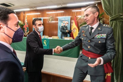 García y Fernández-Pacheco saludan al coronel ya ascendido.