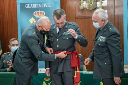 Imposición de la faja a Arturo Prieto.