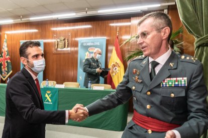 El alcalde saluda a Arturo Prieto una vez finalizado el acto.