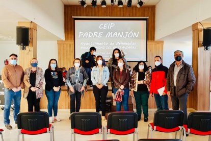 Autoridades y docentes en el acto clausura.