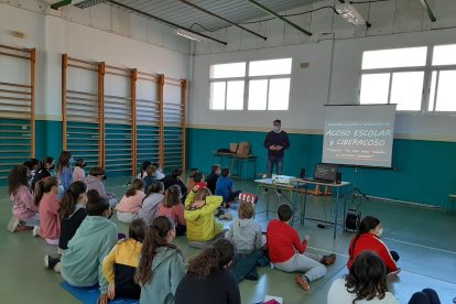 Charla sobre acoso escolar y ciberacoso.