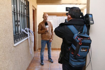 Un periodista informa desde el lugar del suceso. Foto: Europa Press