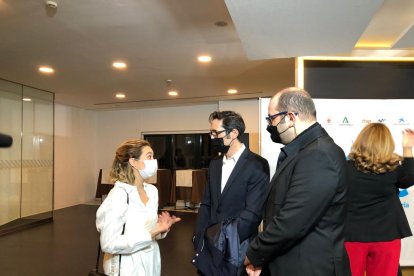 A la izquierda, Paula Usero, actriz, a su llegada a la presentación de Fical.