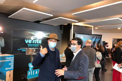 El periodista Federico Utrera junto al diputado de Cultura, Manuel Guzmán, a la derecha de la foto.