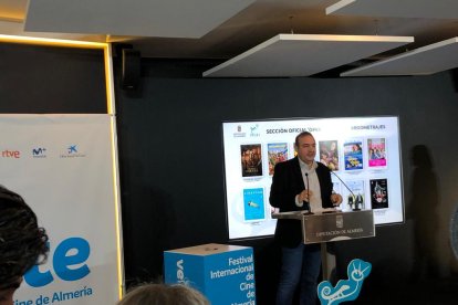 Enrique Iznaola, director del festival, abre el turno de intervenciones.