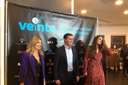 En el centro, el presidente de la Diputación de Almería, tras la presentación, con Mar Villalobos y Nuria Fergó.