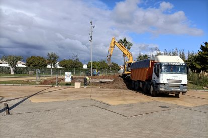 Rebajando el terreno para hacer la tienda.