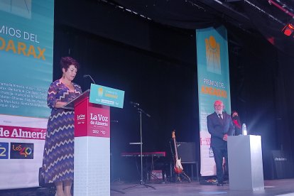 La asociación de mujeres Nuevos Horizontes de Canjáyar, premio de Asociacionismo en los X Premios Andarax. Recoge su presidenta, Antonia Urrutia.