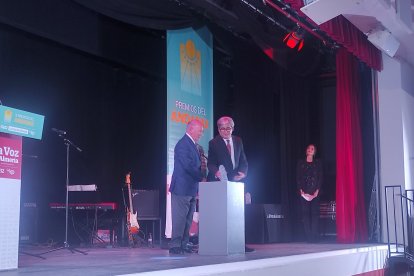 ZOI Agrícola, representada por su presidente honorífico, Antonio Salinas, recibe el galardón de Economía.