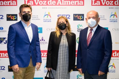 Teresa Bretones, Antonio Salinas y Francisco Salinas, a la entrada de la gala en la que Antonio Salinas recogía el galardón de Economía para ZOI Agrícola.
