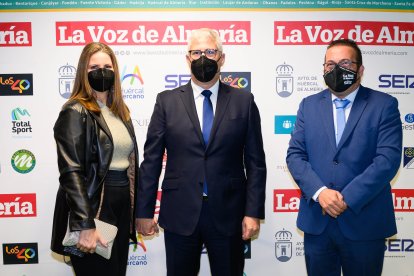 Olivier Martínez, de CM2000, junto al alcalde de Huércal de Almería, Ismael Torres, que ejerció de anfitrión en los décimos Premios del Andarax, y Sonia Giménez.