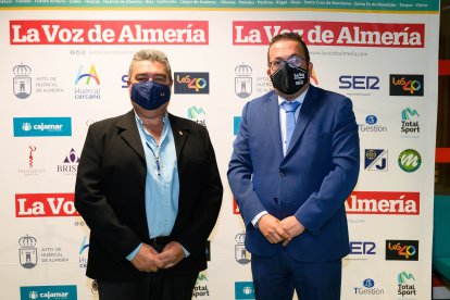 Juan Luque Maldonado, concejal de obras y servicios urbanos de Huércal de Almería, con Olivier Martínez.