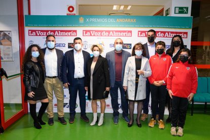 La representación del Club Deportivo Atlético Benahadux, premiados en la categoría de Deporte en la décima edición de los galardones del Andarax.