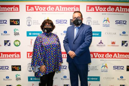 María del Mar García, presidenta del Colegio de Enfermería de Almería, junto a Olivier Martínez.