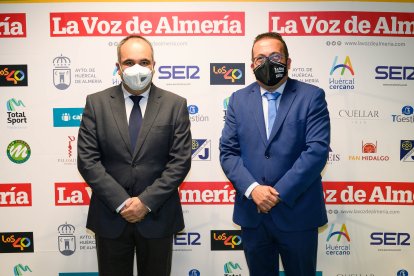 Olivier Martínez, junto a Rafael Pasamontes, delegado territorial de Igualdad de la Junta de Andalucía.