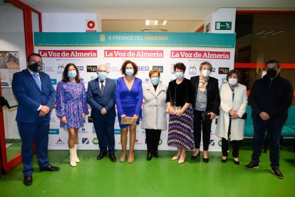 La Asociación Nuevos Horizontes de Canjáyar no faltó a la cita, en la que recibió el premio de asociacionismo en esta décima edición de los Premios de la comarca del Andarax. Junto a ellas, el alcalde del municipio y uno de sus concejales.