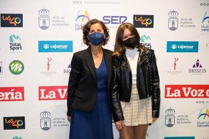 La ganadora del premio de comunicación y arte de estos décimos Premios del Andarax, Elisa Rodríguez Uroz, estuvo acompañada por su hija, Alma López.