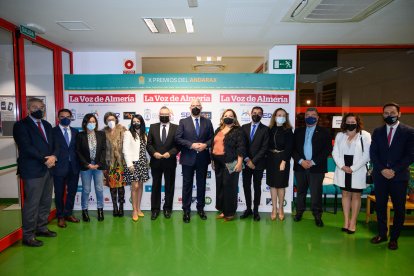 El consejero delegado de LA VOZ, Juan Fernández; el director, Pedro M. de la Cruz; la subdirectora, Antonia Sánchez Villanueva; y el director comercial, Ricardo Céspedes, con el Ayto. de Huércal.