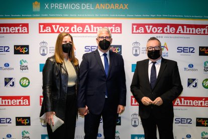 El director de LA VOZ, Pedro Manuel de la Cruz, junto al alcalde de Huércal de Almería, Ismael Torres, y Sonia Giménez, en el ‘photocall’ de los Premios del Andarax.