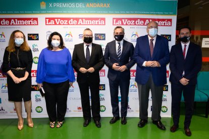 Antonia Sánchez Villanueva, Pedro M. de la Cruz y Ricardo Céspedes, junto a los diputados provinciales Ángel Escobar, Eugenio Gonzálvez y Mati Díaz.