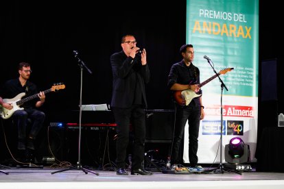 Luna y Clavel, el grupo granadino tributo a Carlos Cano, en un momento de su actuación.