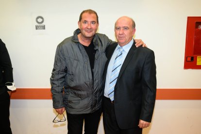 Antonio Mañas, junto al vocalista del grupo tributo a Carlos Cano que hizo disfrutar al público.