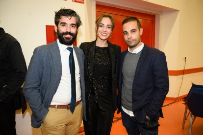 El fotógrafo Juan Sánchez y el periodista de LA VOZ Álvaro Hernández, junto a Ana Márquez, vestida de J González.