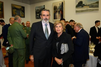La presidenta emérita del colegio de enfermería, María del Carmen del Pozo junto a José Pérez .