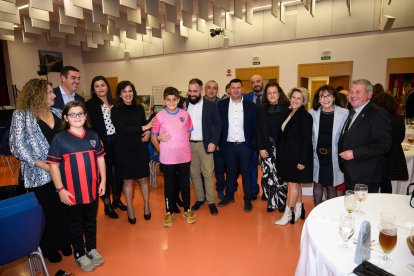 El Club Deportivo Atlético Benahadux, celebrando su victoria con el galardón de los décimos Premios del Andarax celebrados el pasado jueves en Huércal de Almería.