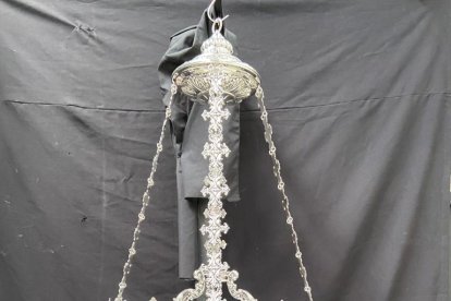 Una de las lámparas para San José, obra de Ramón León.