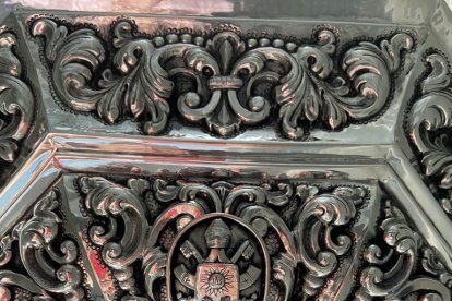 El escudo papal, en las lámparas de San José.