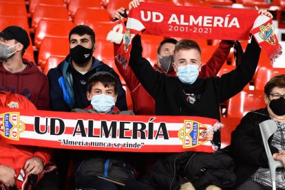 Jóvene aficionados del Almería.