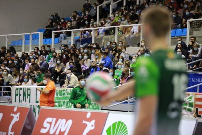 Un equipo y su afición lanzados a por el triunfo.