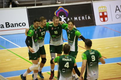 Celebrando la victoria.