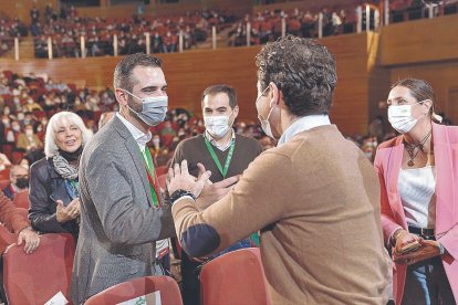 Saludo entre Fernández-Pacheco y García Egea.