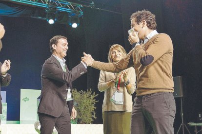 Imagen del sábado de Javier A. García saludando a Teodoro García Egea.