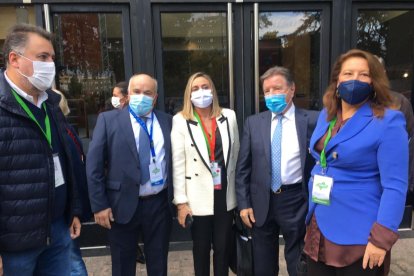 Carmen Crespo y Marifrán Carazo, consejeras, a su llegada a la clausura.