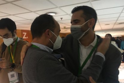 Fernández-Pacheco es felicitado por Ramón Herrera.