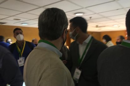 Fran Hervías, a la izquierda, cerca del nuevo portavoz.