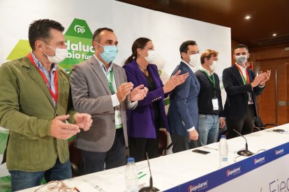 A la izquierda, Toni Martín junto al resto del núcleo duro del PP-A.