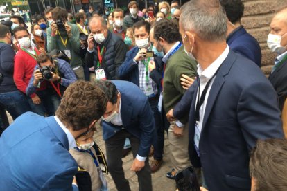 Casado y Moreno, con un niño a las puertas del Palacio de Congresos de Granada.